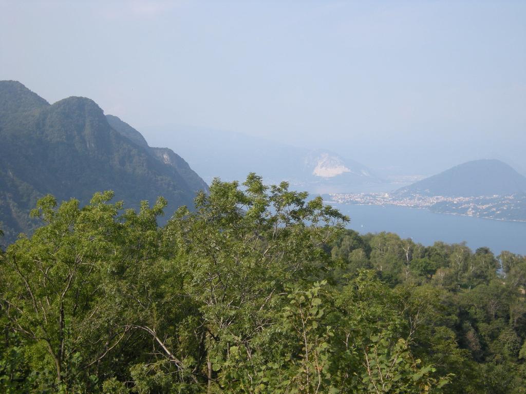 La Casa Del Borgo Acomodação com café da manhã Brissago-Valtravaglia Exterior foto