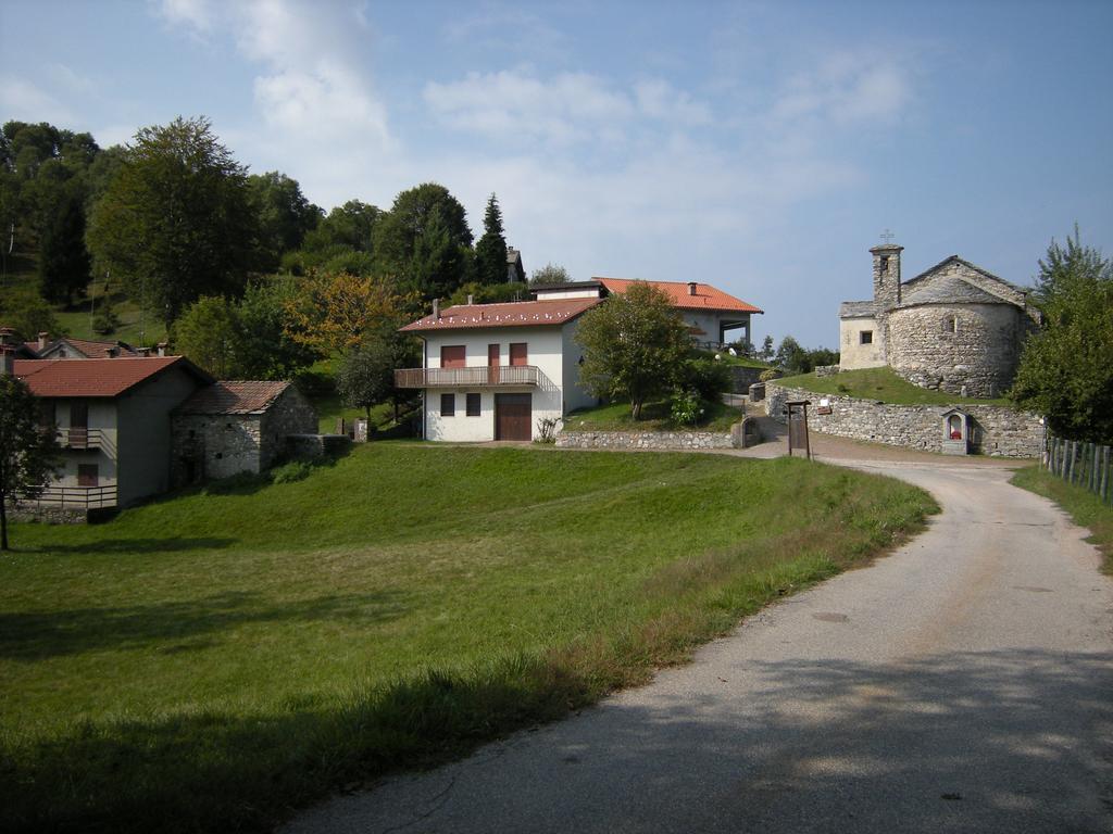 La Casa Del Borgo Acomodação com café da manhã Brissago-Valtravaglia Exterior foto